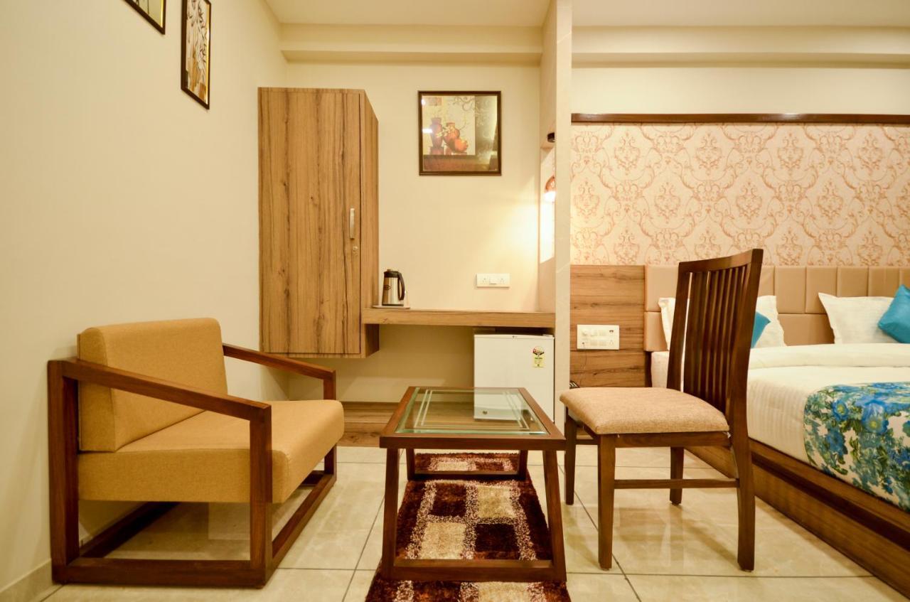 Hotel Repose Ahmedabad Bagian luar foto