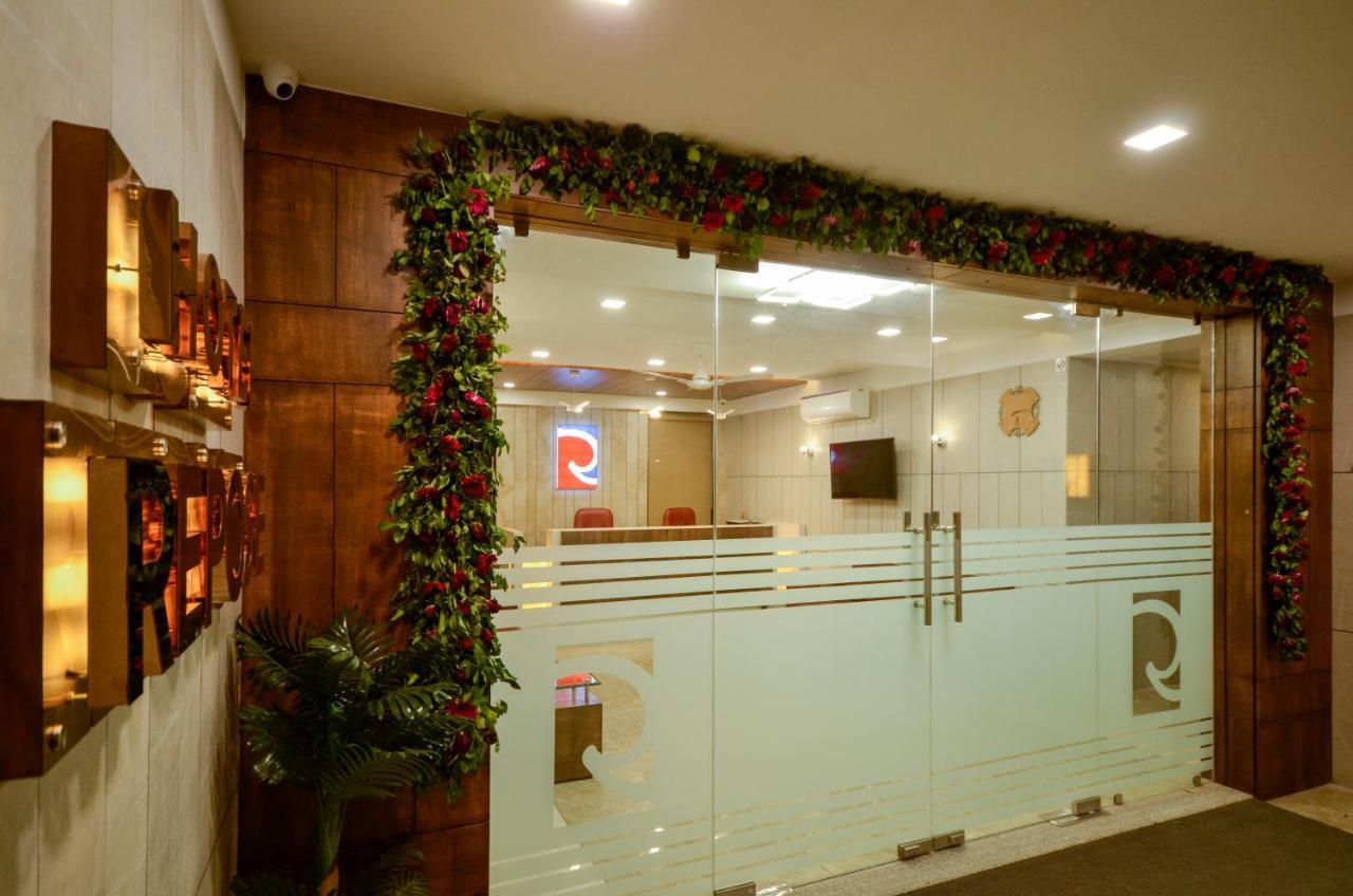 Hotel Repose Ahmedabad Bagian luar foto