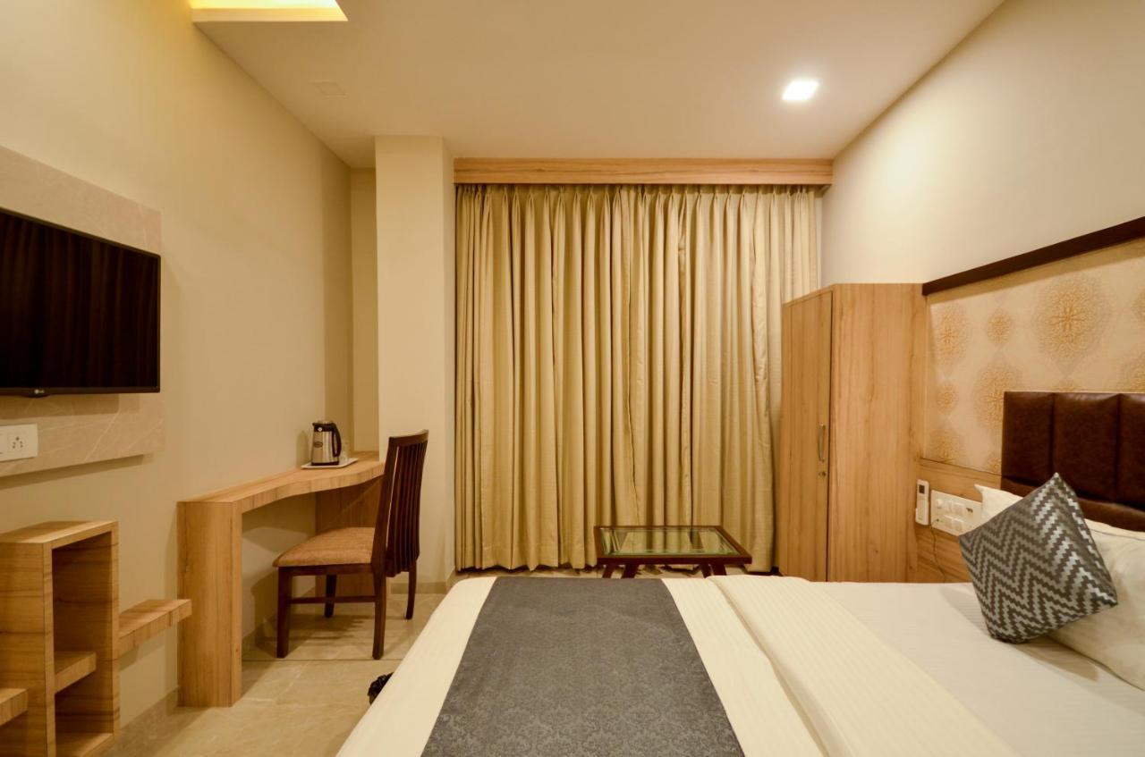 Hotel Repose Ahmedabad Bagian luar foto