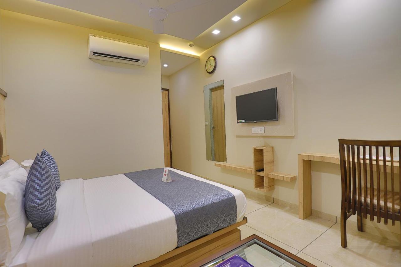 Hotel Repose Ahmedabad Bagian luar foto