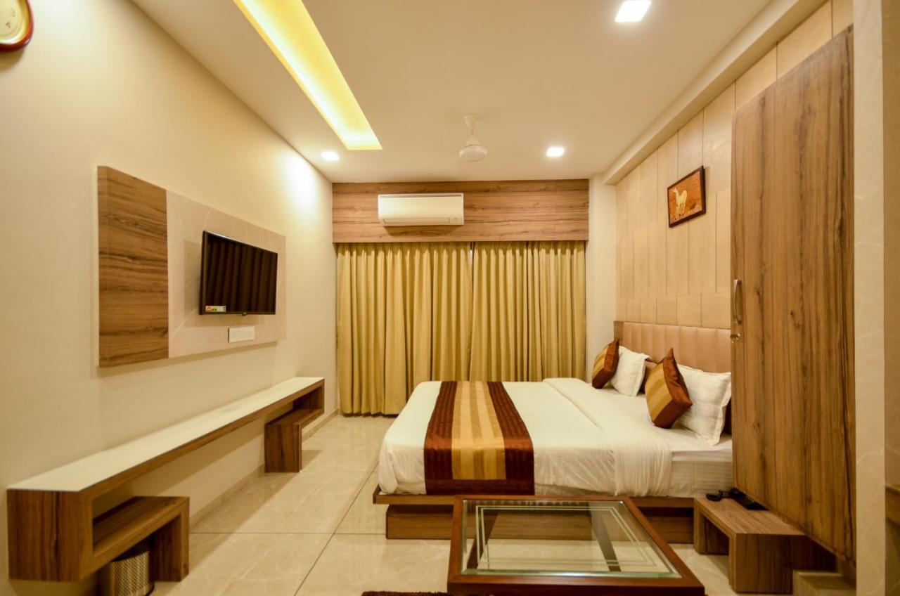 Hotel Repose Ahmedabad Bagian luar foto