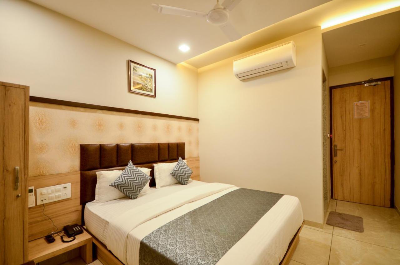 Hotel Repose Ahmedabad Bagian luar foto