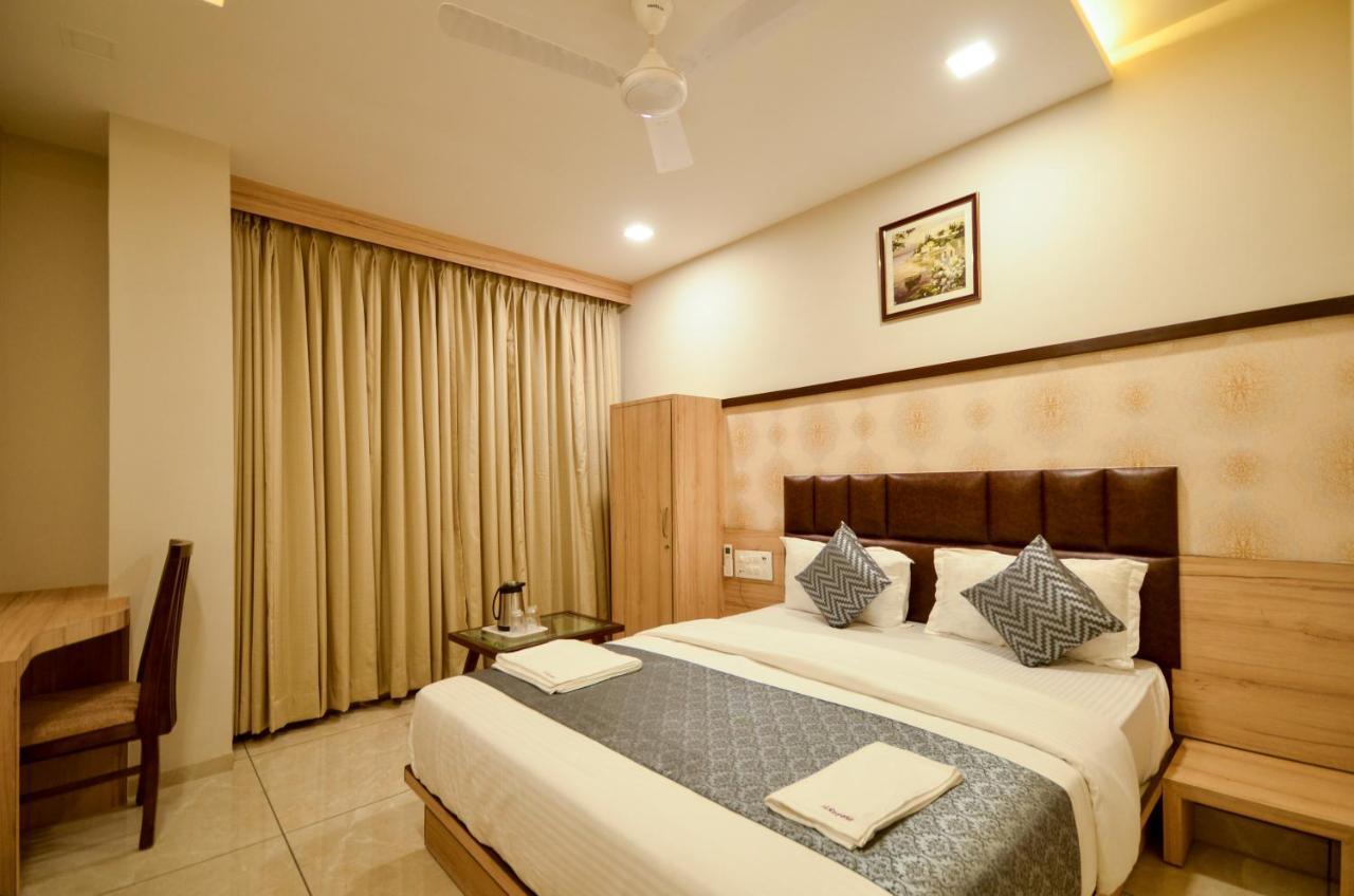 Hotel Repose Ahmedabad Bagian luar foto