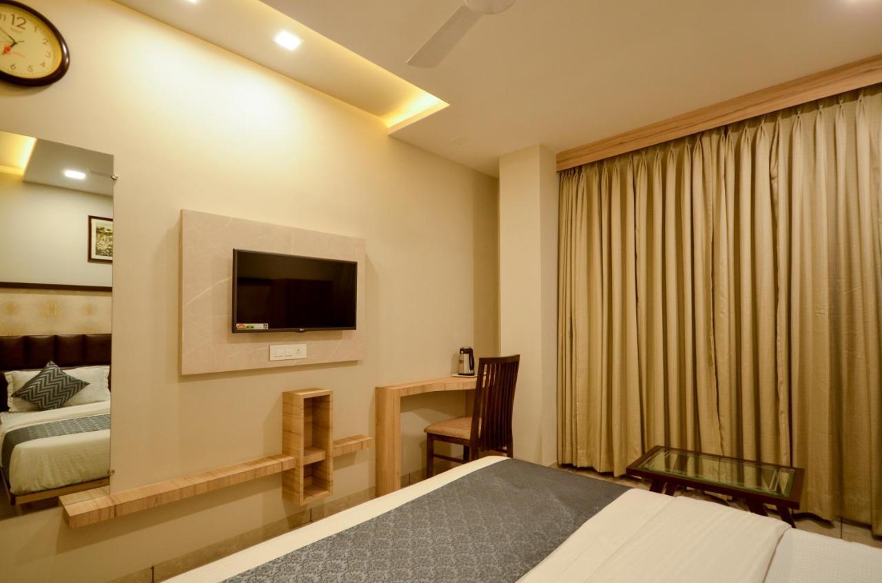 Hotel Repose Ahmedabad Bagian luar foto