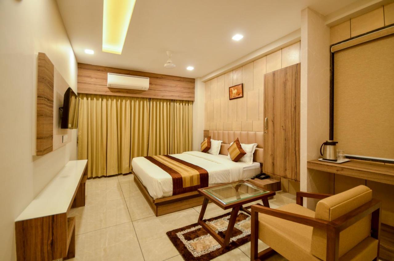 Hotel Repose Ahmedabad Bagian luar foto