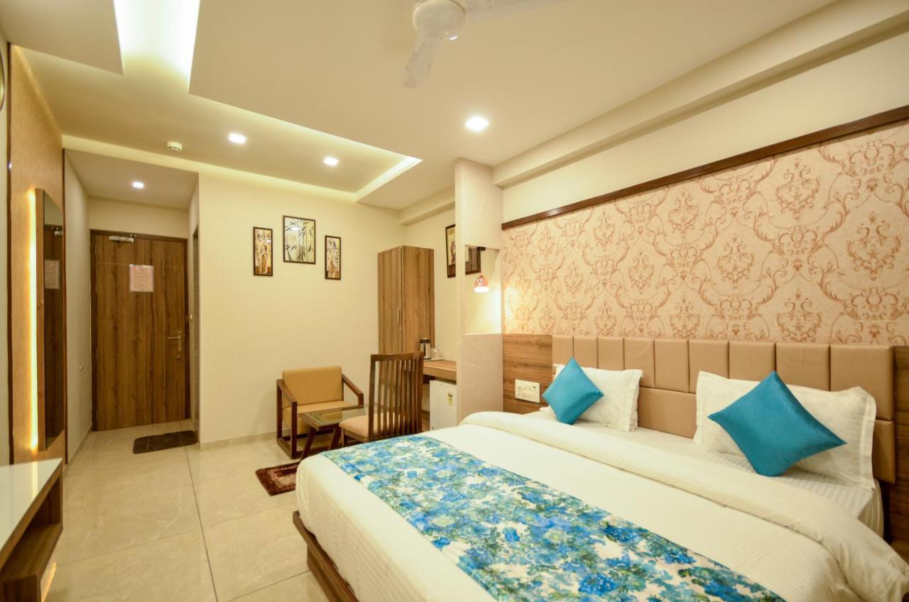 Hotel Repose Ahmedabad Bagian luar foto