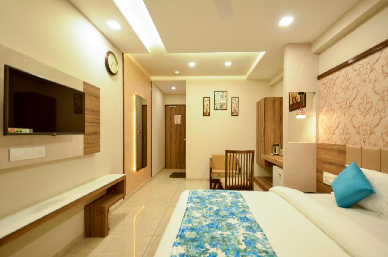 Hotel Repose Ahmedabad Bagian luar foto