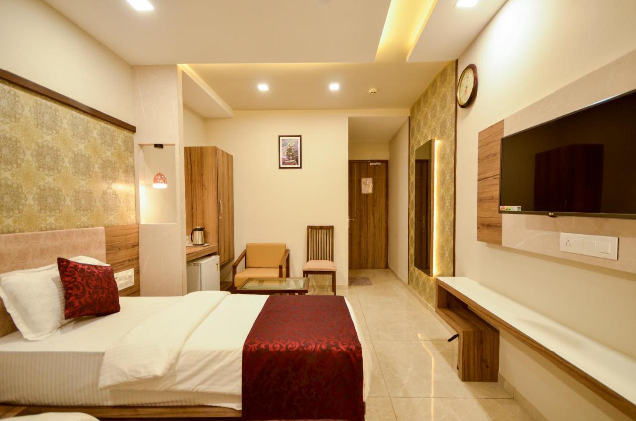 Hotel Repose Ahmedabad Bagian luar foto
