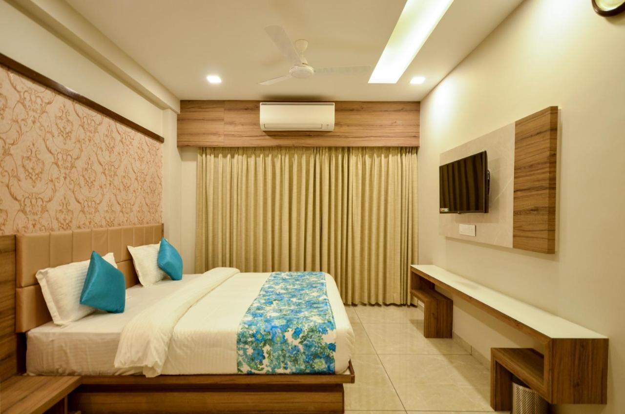 Hotel Repose Ahmedabad Bagian luar foto