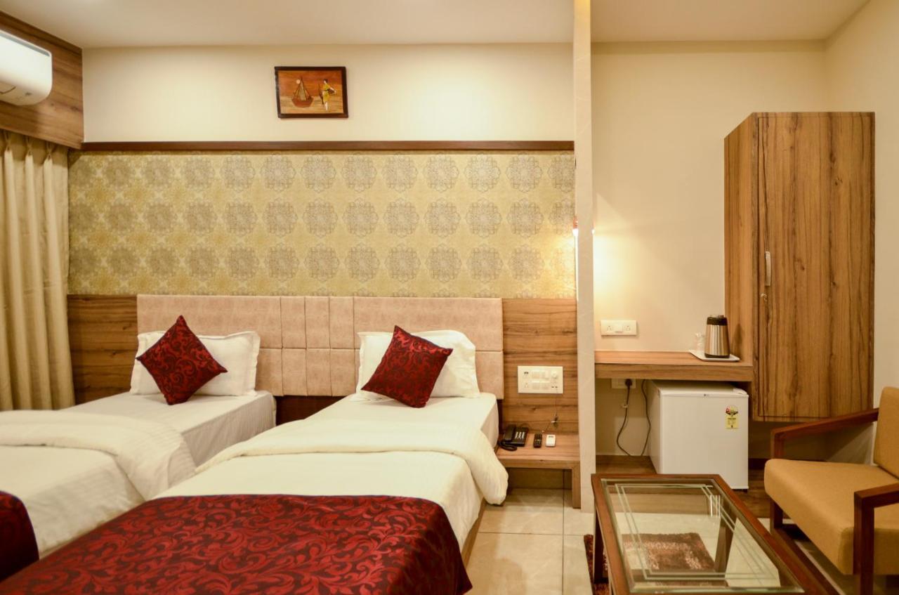 Hotel Repose Ahmedabad Bagian luar foto