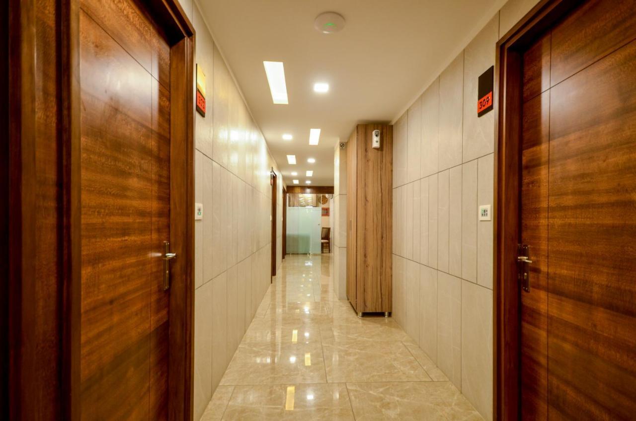 Hotel Repose Ahmedabad Bagian luar foto