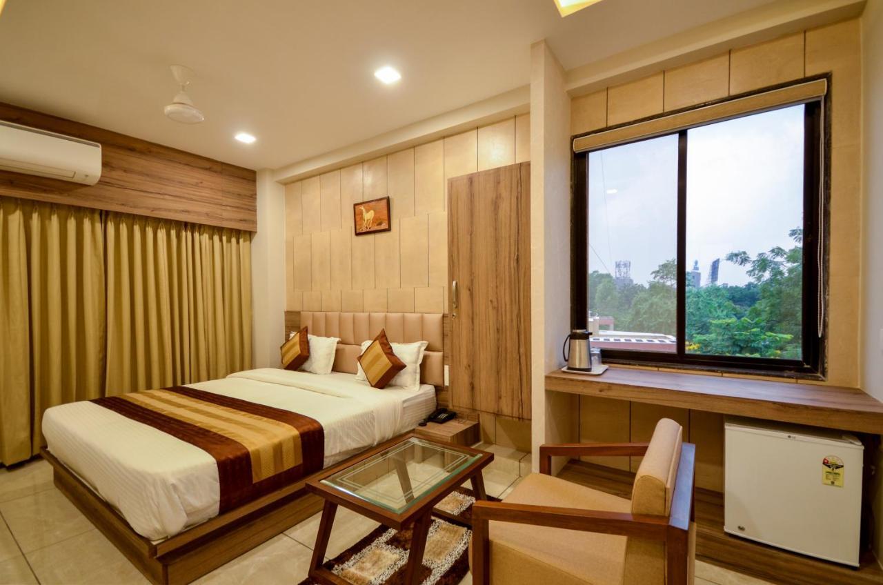 Hotel Repose Ahmedabad Bagian luar foto
