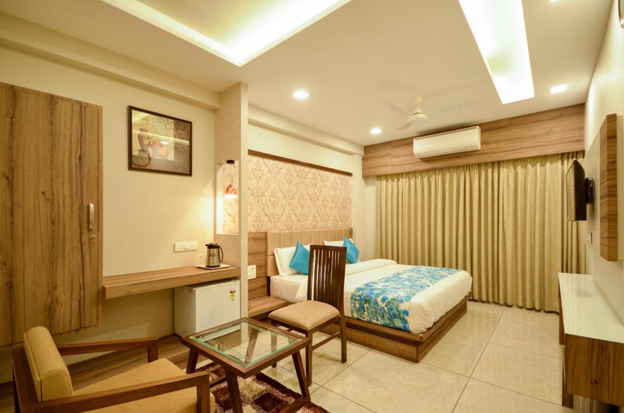 Hotel Repose Ahmedabad Bagian luar foto