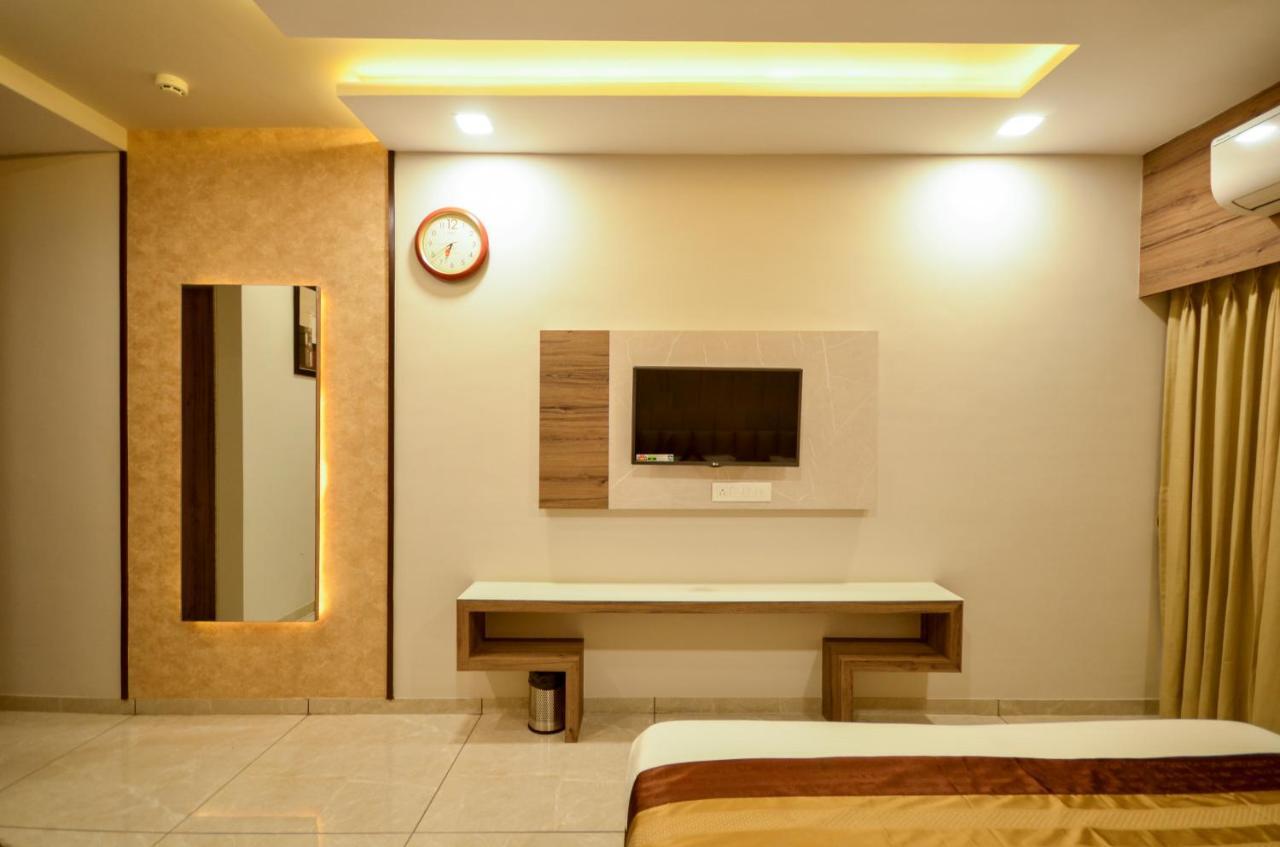 Hotel Repose Ahmedabad Bagian luar foto