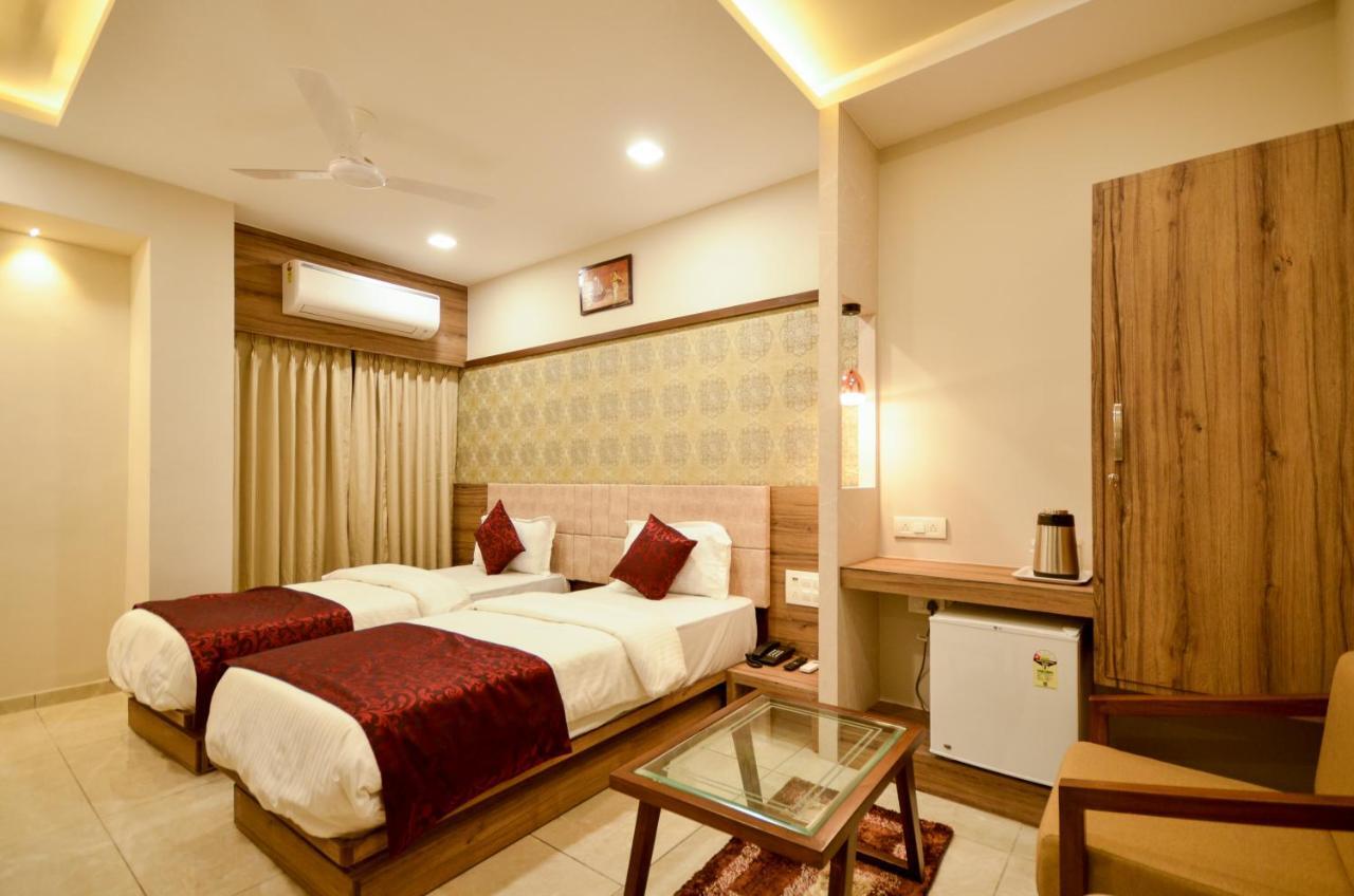 Hotel Repose Ahmedabad Bagian luar foto
