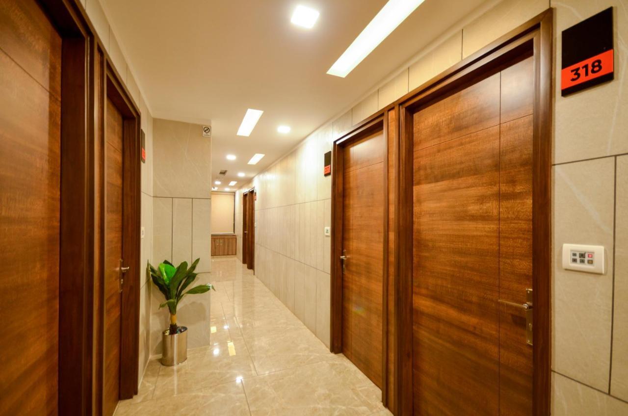 Hotel Repose Ahmedabad Bagian luar foto